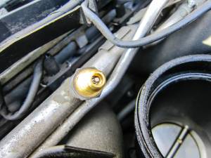 m104fuelrailschradervalve.jpg